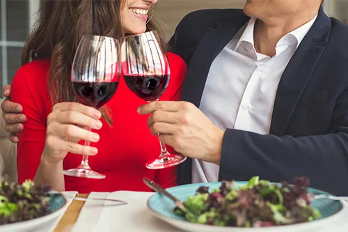 デートでワインを飲む男女