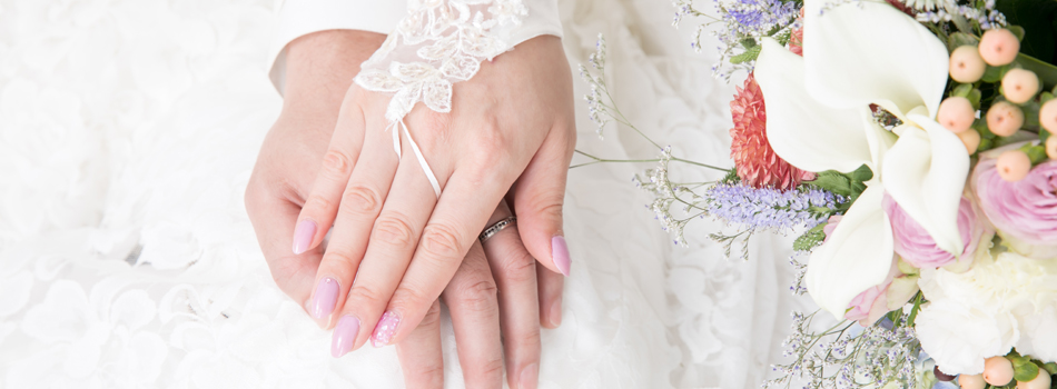 結婚式で手を握る男女