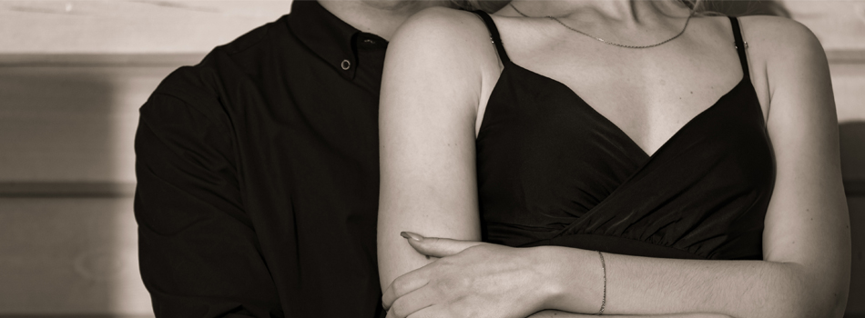 女性を後ろから抱き締める男性