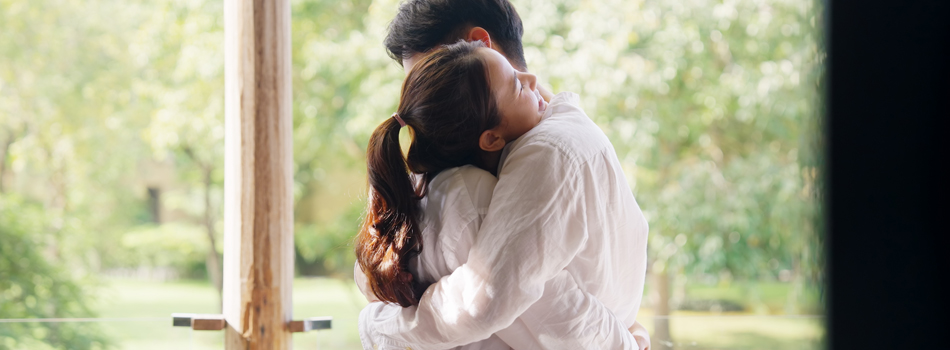 抱き合うカップル