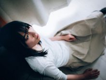 壁にもたれる女性_ようこそ交際クラブ(デートクラブ)