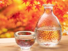 日本酒と秋の紅葉