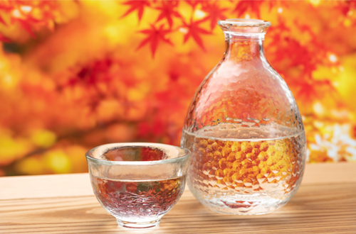 日本酒と秋の紅葉