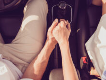 座って手を繋いでいる男女