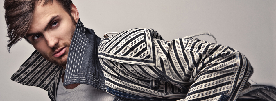 ファッション性の高いキメ顔の男性