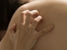 ベッドで抱き合う男女