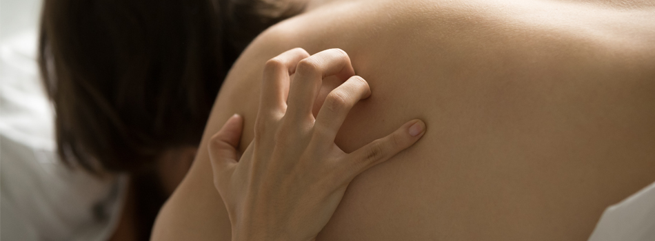 ベッドで抱き合う男女