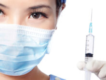 注射器を手にする女性