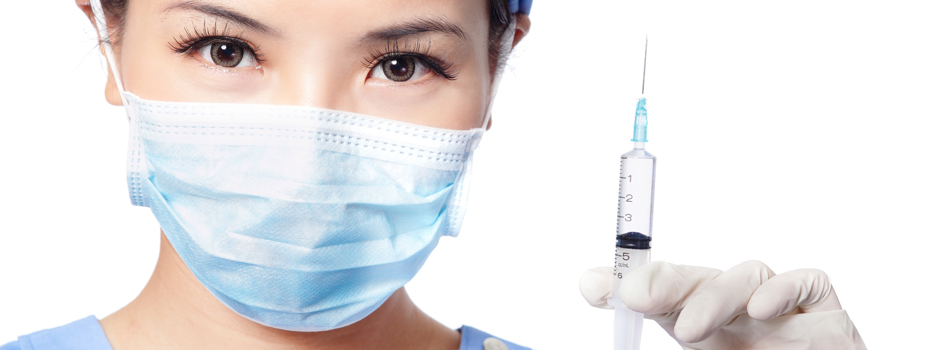 注射器を手にする女性