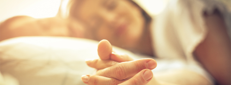 手を繋ぎ合う男女