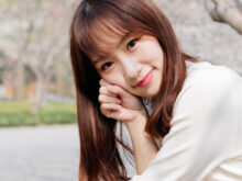 こちらを覗き込んでくる女性