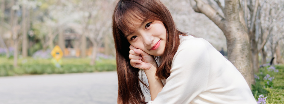 こちらを覗き込んでくる女性