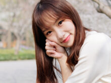 こちらを覗き込む可愛い女性