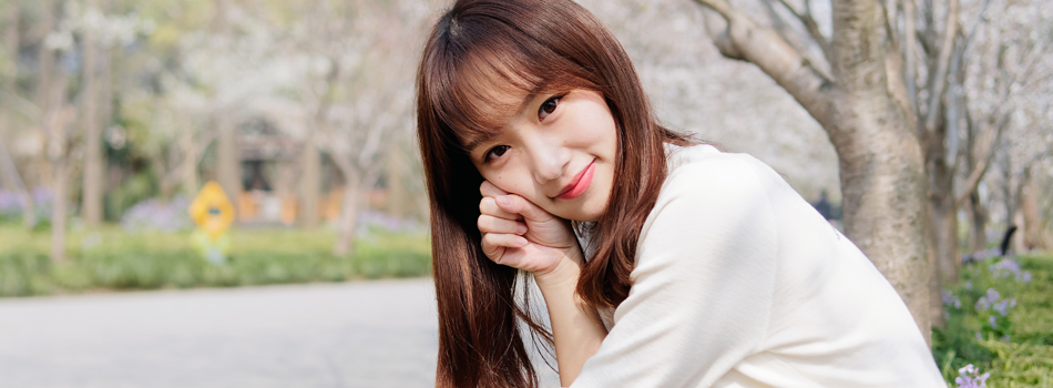 こちらを覗き込む可愛い女性