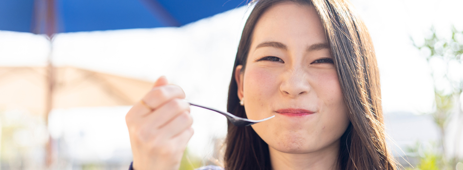 食事を楽しむ女性