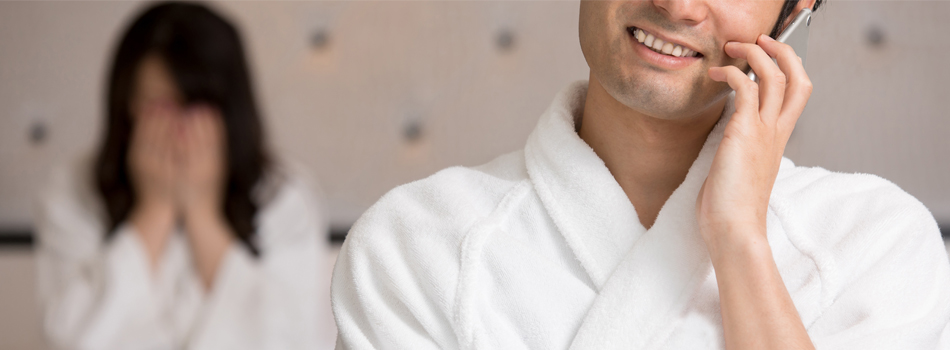 男性に妊娠を伝える女性