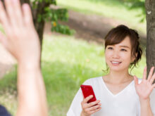 待ち合わせをする男女