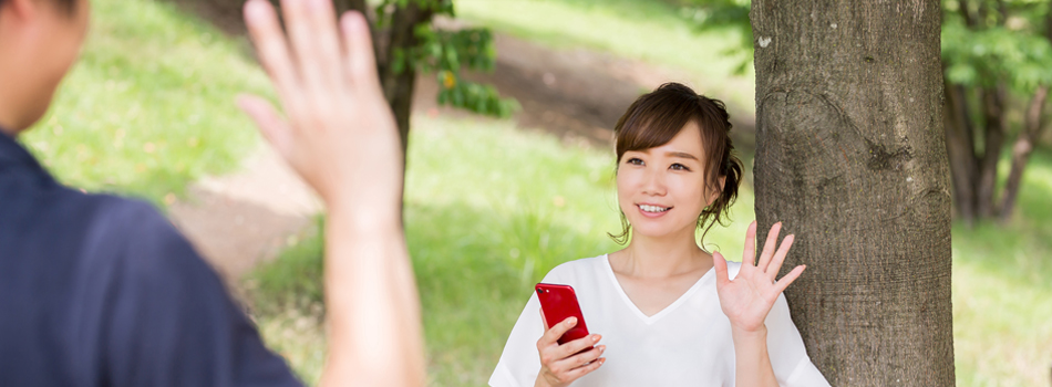 待ち合わせをする男女