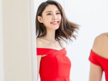 赤いワンピースを着こなす女性