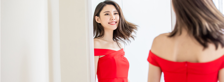 赤いワンピースを着こなす女性