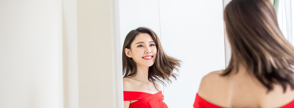 明るく元気を出す女性