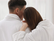 男性の肩にもたれかかる女性