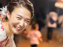 笑顔で浴衣を着ている女性