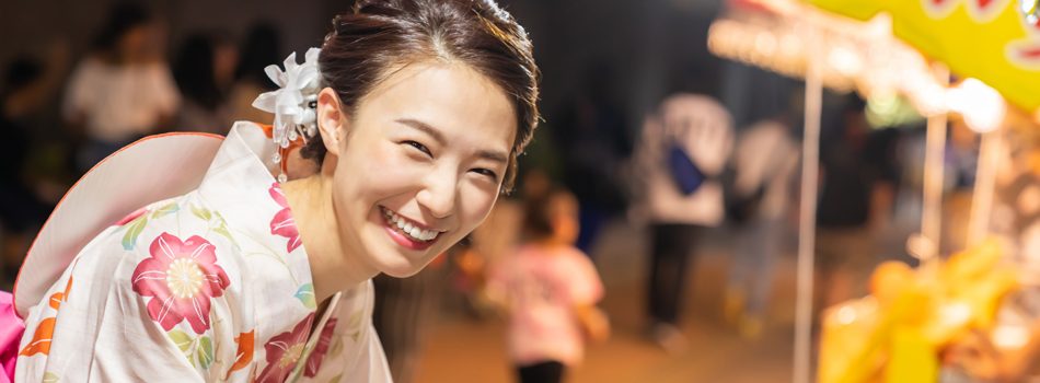笑顔で浴衣を着ている女性