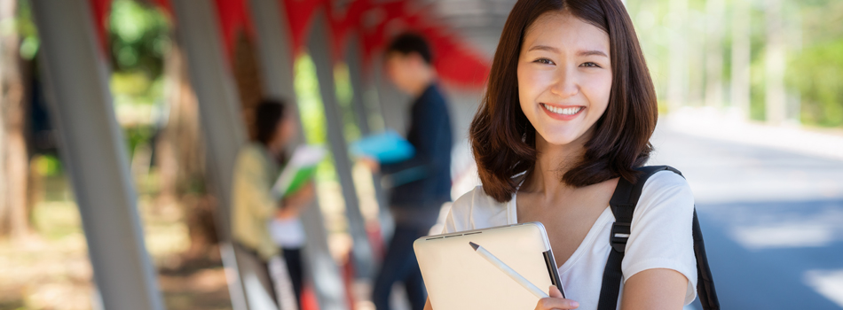 荷物を抱える笑顔の女性