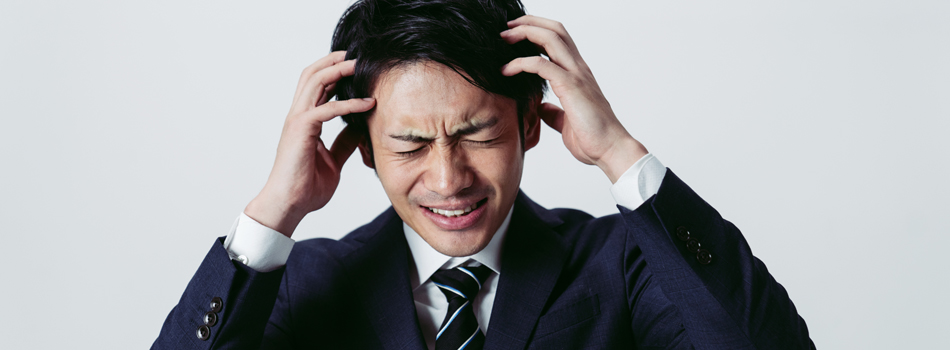 頭を抱える男性