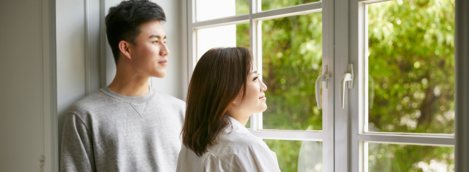 外を眺めている男女