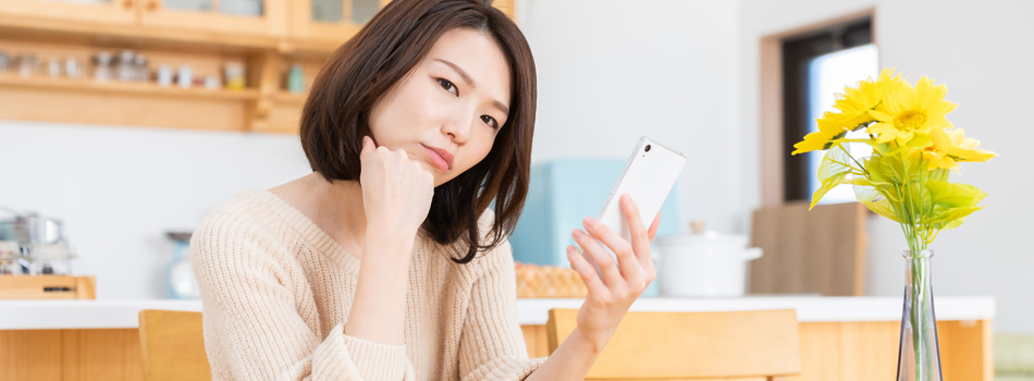 スマートフォンをいじっている女性