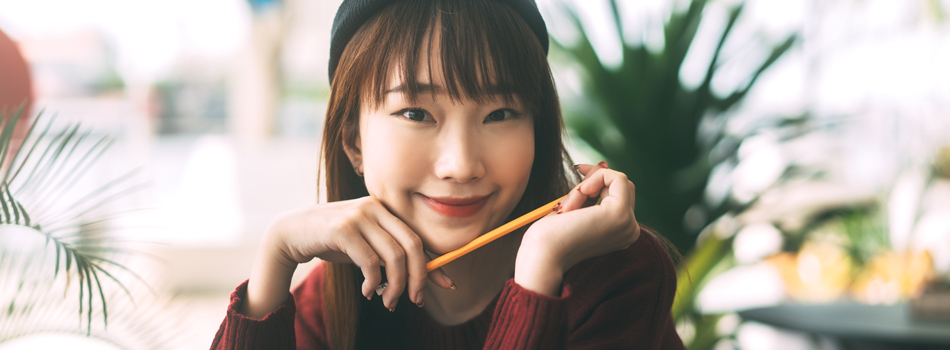 向かい合っている女性