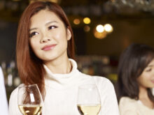 酒を飲みかわす男女