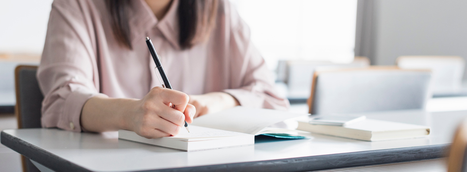 金額をメモする女性