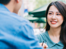 美人な女性と、ランチを楽しむ男性