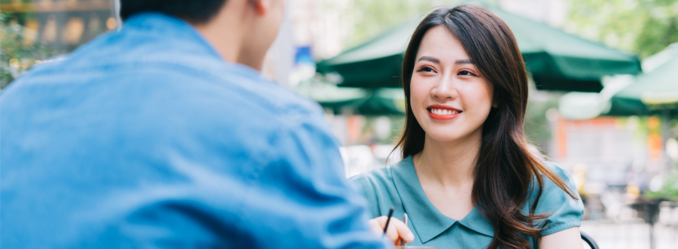 美人な女性と、ランチを楽しむ男性