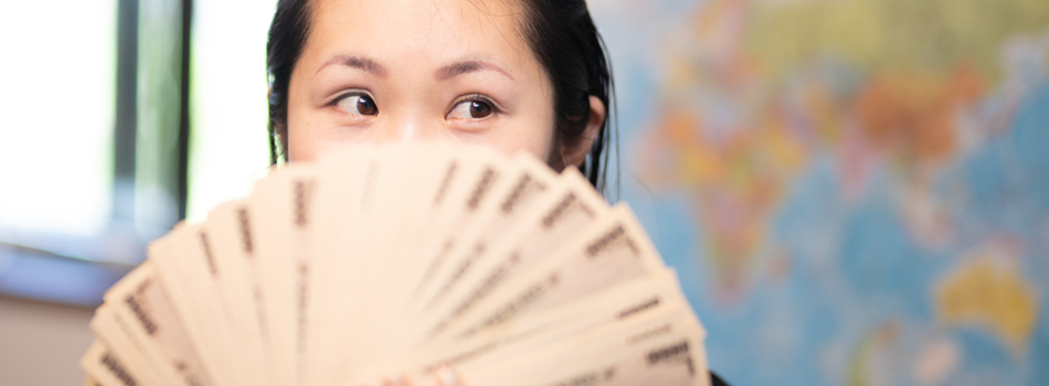 札束を持っている女性