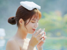 温泉旅行に来ている女性