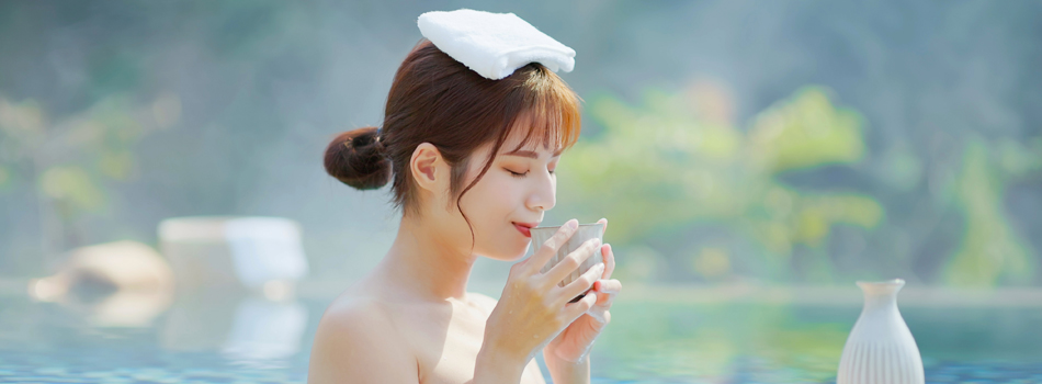 温泉旅行に来ている女性