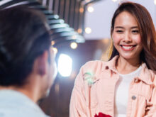 美女と待ち合わせする男性