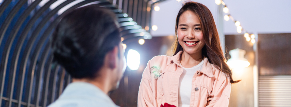 美女と待ち合わせする男性