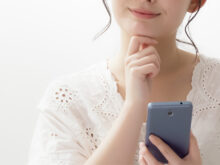 スマートフォンを操作する女性