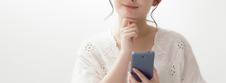 スマートフォンを操作する女性