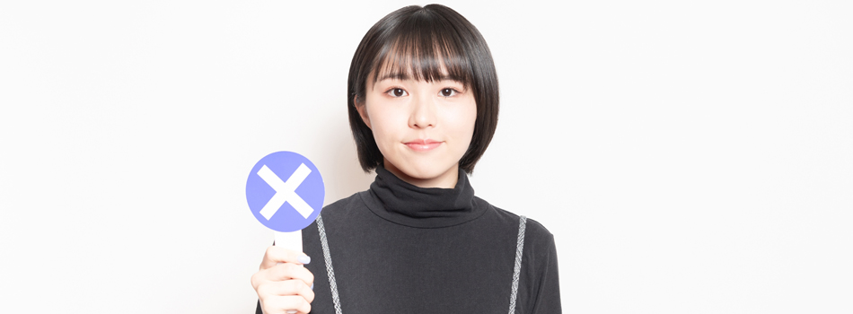 ×マークを持ってる女性