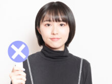 ×マークを持っている女性