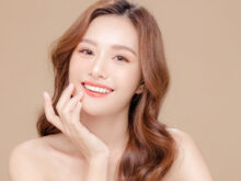 微笑んでいる美女