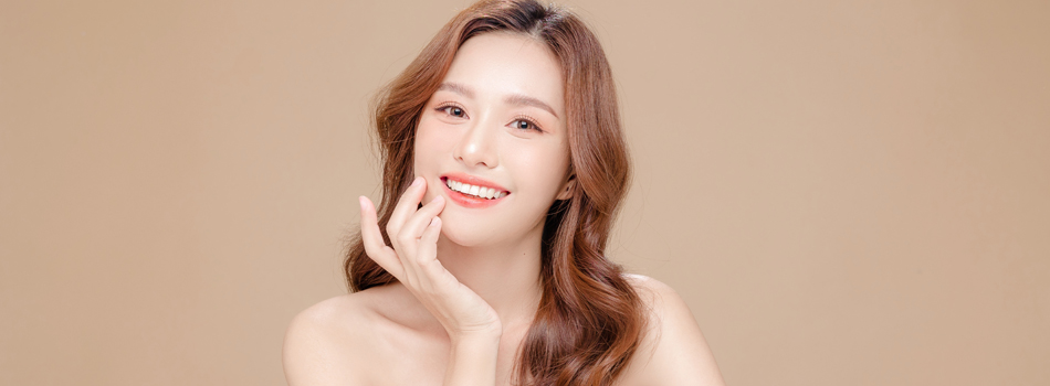 微笑んでいる美女