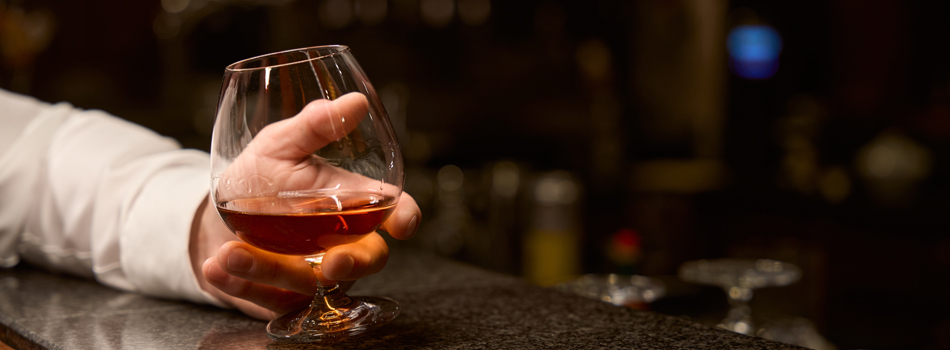 一人でお酒を嗜む男性