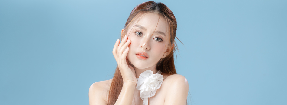 こちらを見つめてくる綺麗な女性